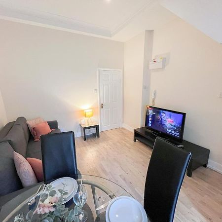 1-Bedroom Flat With Small Garden & Paid Parking In Finsbury Park, Highbury Londen Buitenkant foto