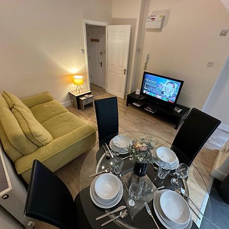 1-Bedroom Flat With Small Garden & Paid Parking In Finsbury Park, Highbury Londen Buitenkant foto
