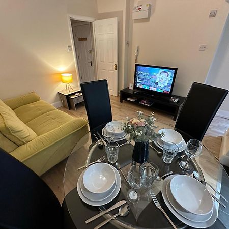 1-Bedroom Flat With Small Garden & Paid Parking In Finsbury Park, Highbury Londen Buitenkant foto