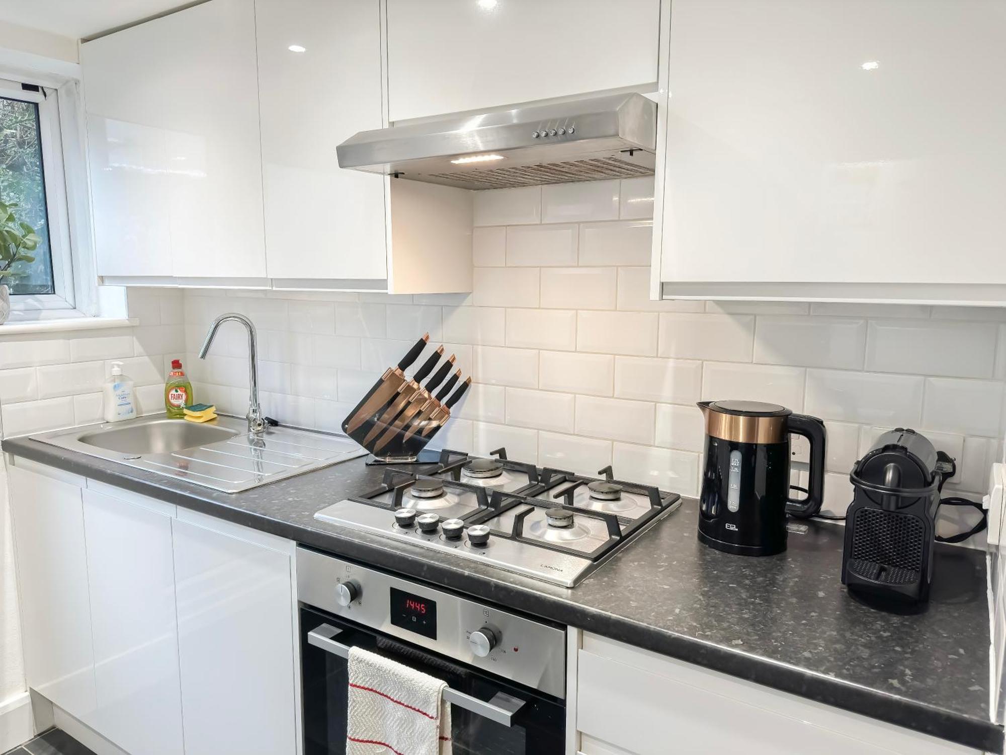 1-Bedroom Flat With Small Garden & Paid Parking In Finsbury Park, Highbury Londen Buitenkant foto