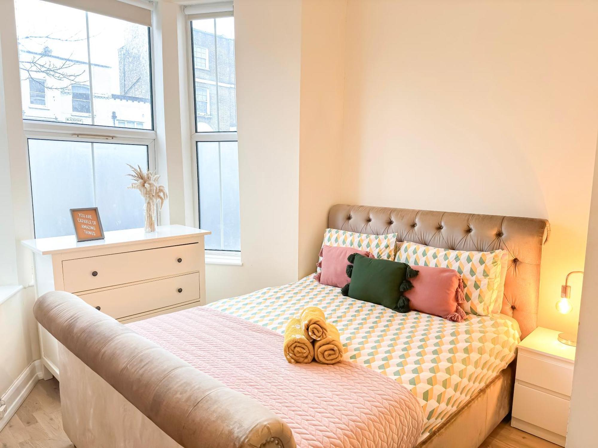 1-Bedroom Flat With Small Garden & Paid Parking In Finsbury Park, Highbury Londen Buitenkant foto