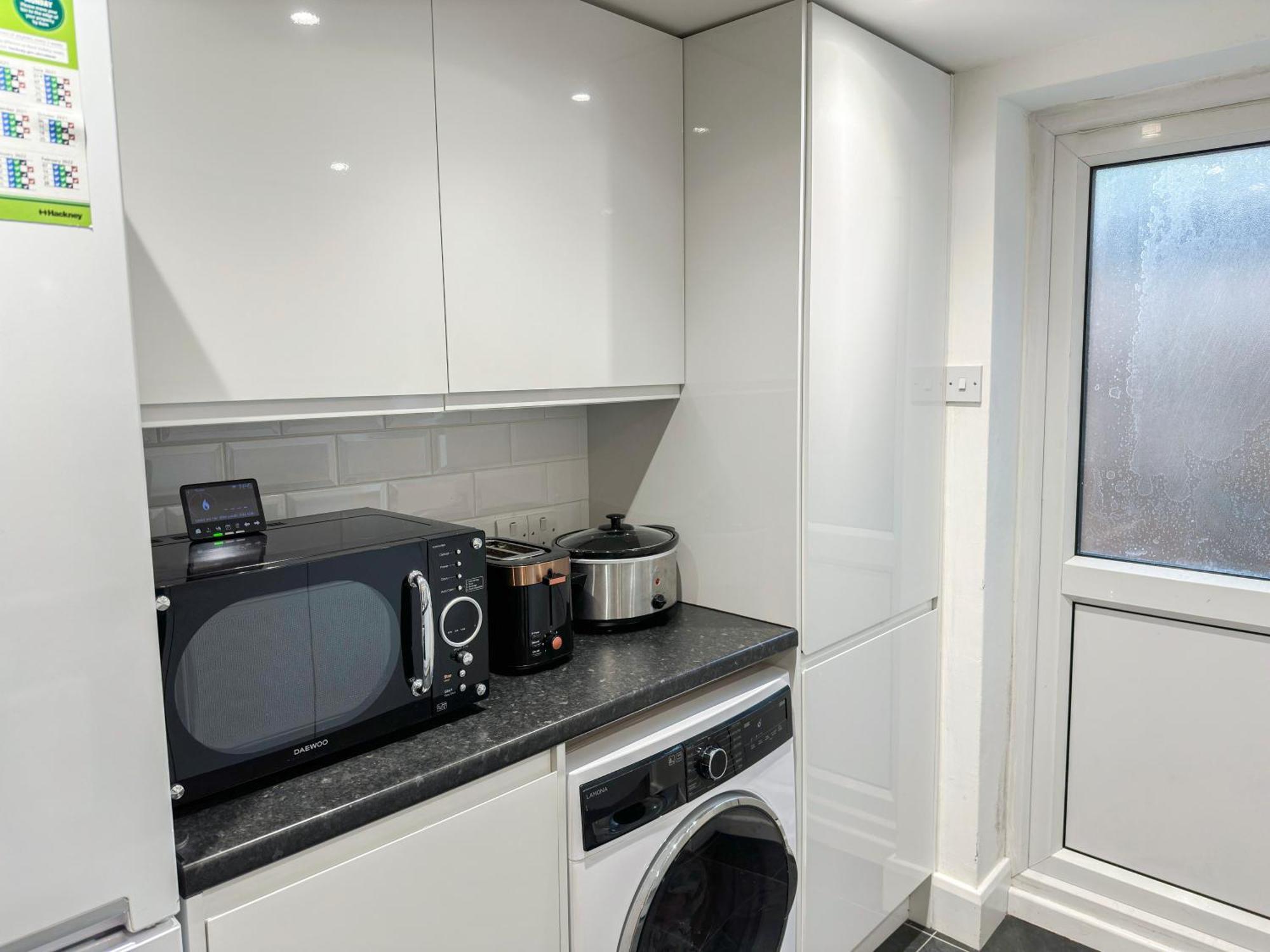 1-Bedroom Flat With Small Garden & Paid Parking In Finsbury Park, Highbury Londen Buitenkant foto
