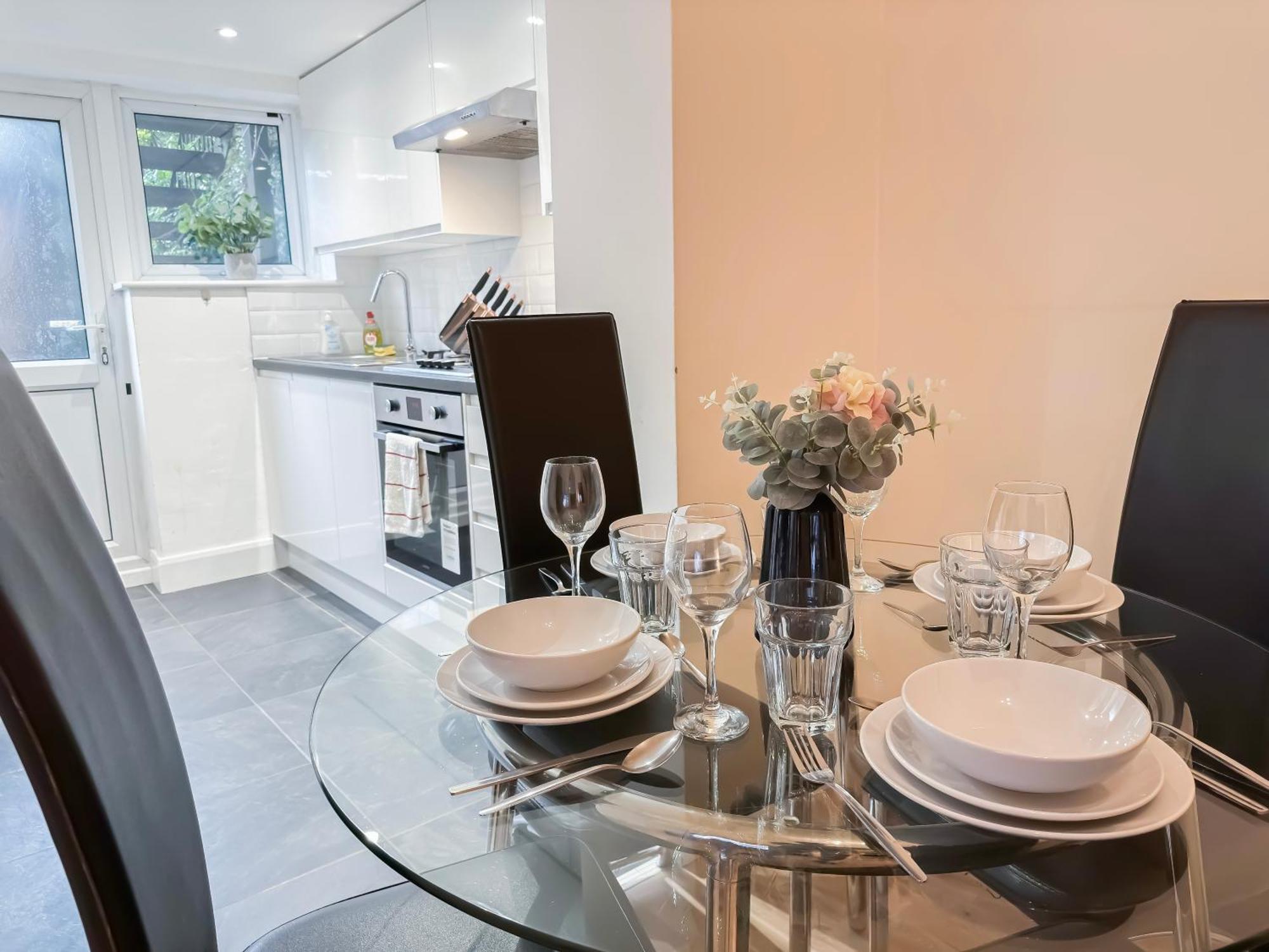1-Bedroom Flat With Small Garden & Paid Parking In Finsbury Park, Highbury Londen Buitenkant foto