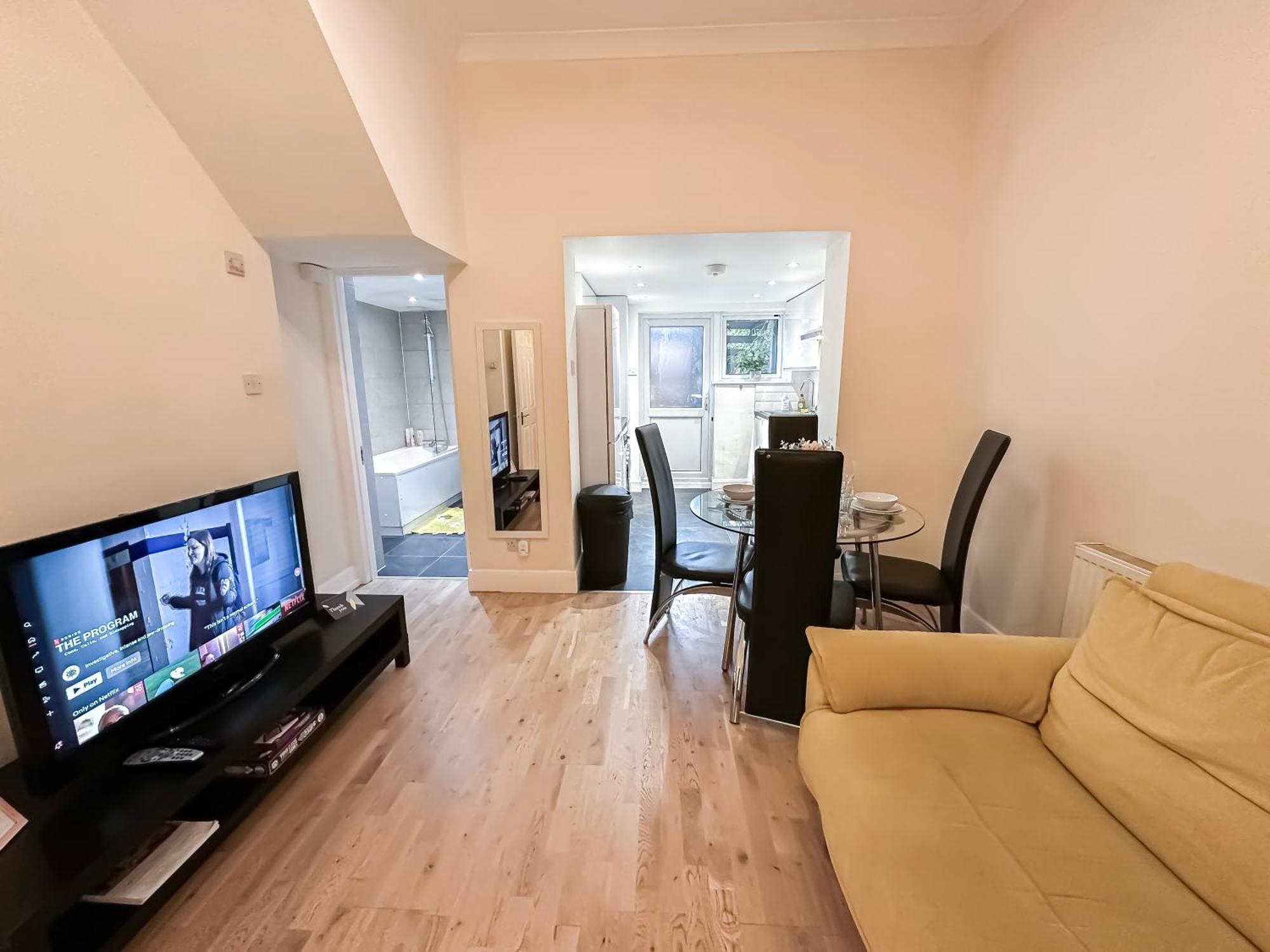 1-Bedroom Flat With Small Garden & Paid Parking In Finsbury Park, Highbury Londen Buitenkant foto