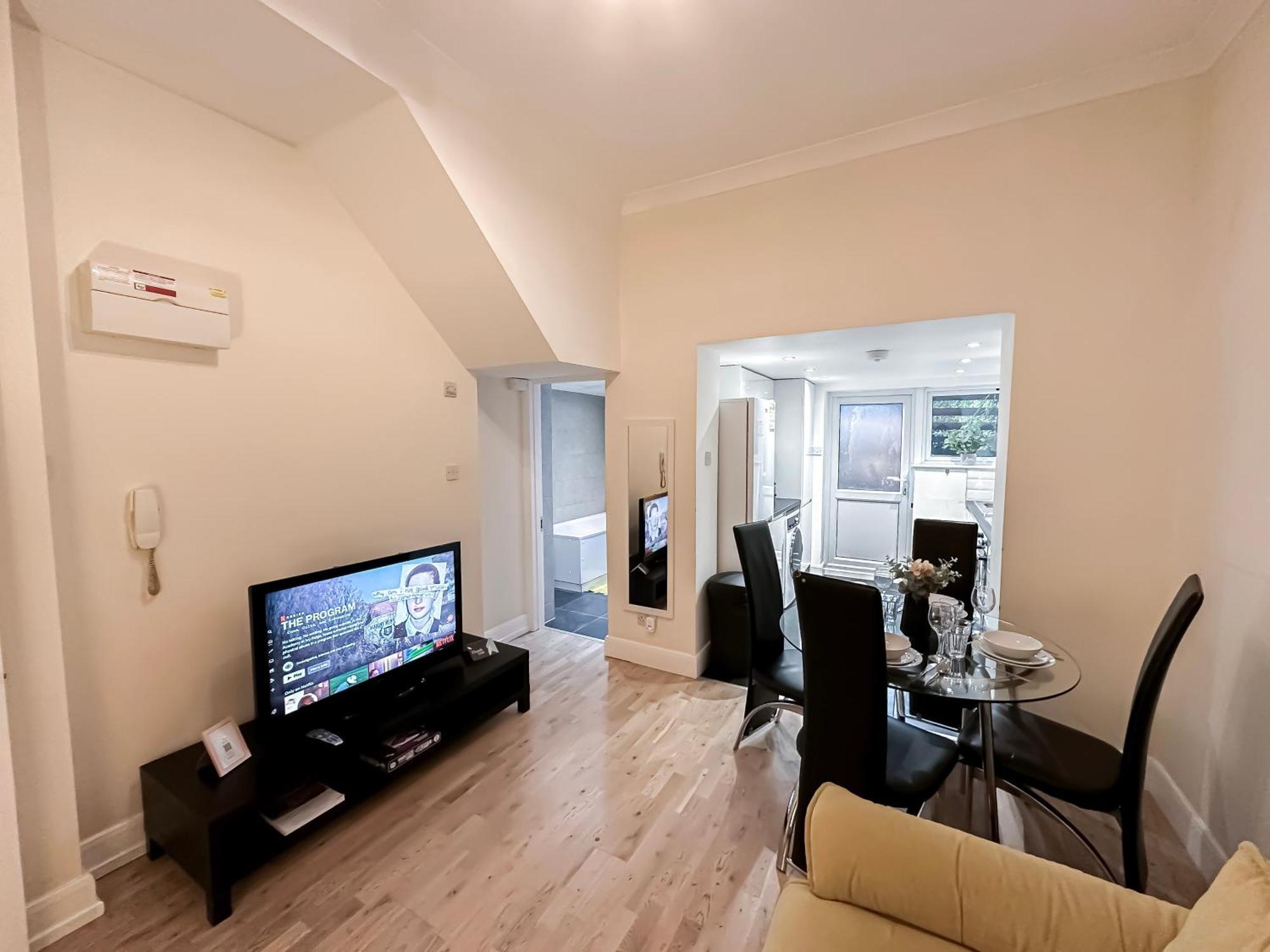 1-Bedroom Flat With Small Garden & Paid Parking In Finsbury Park, Highbury Londen Buitenkant foto
