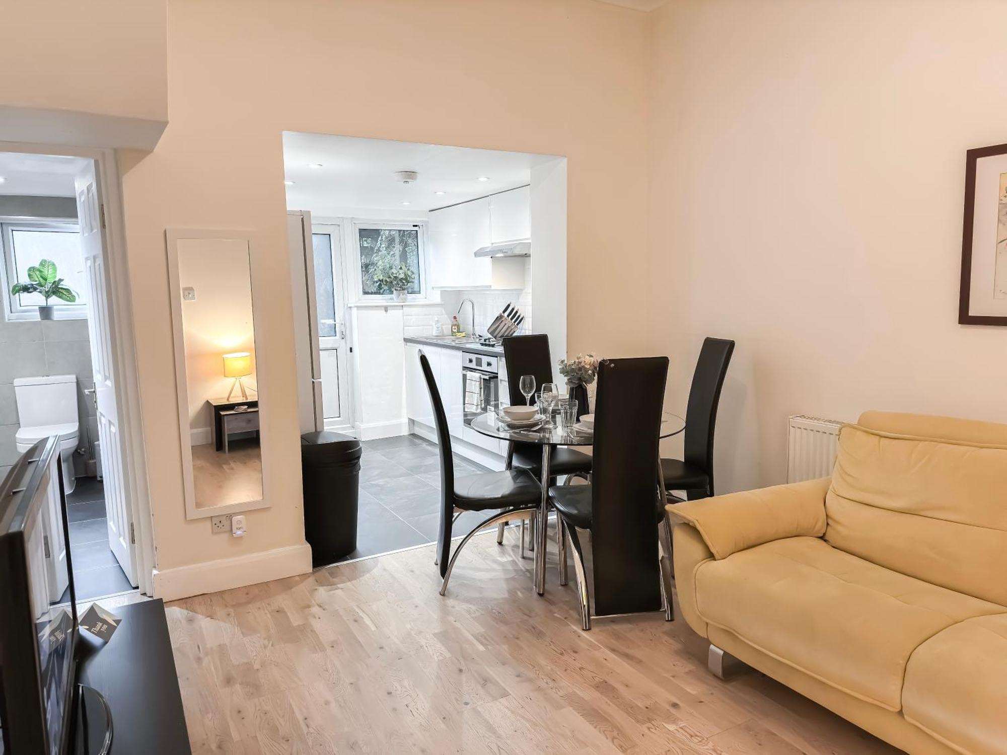 1-Bedroom Flat With Small Garden & Paid Parking In Finsbury Park, Highbury Londen Buitenkant foto