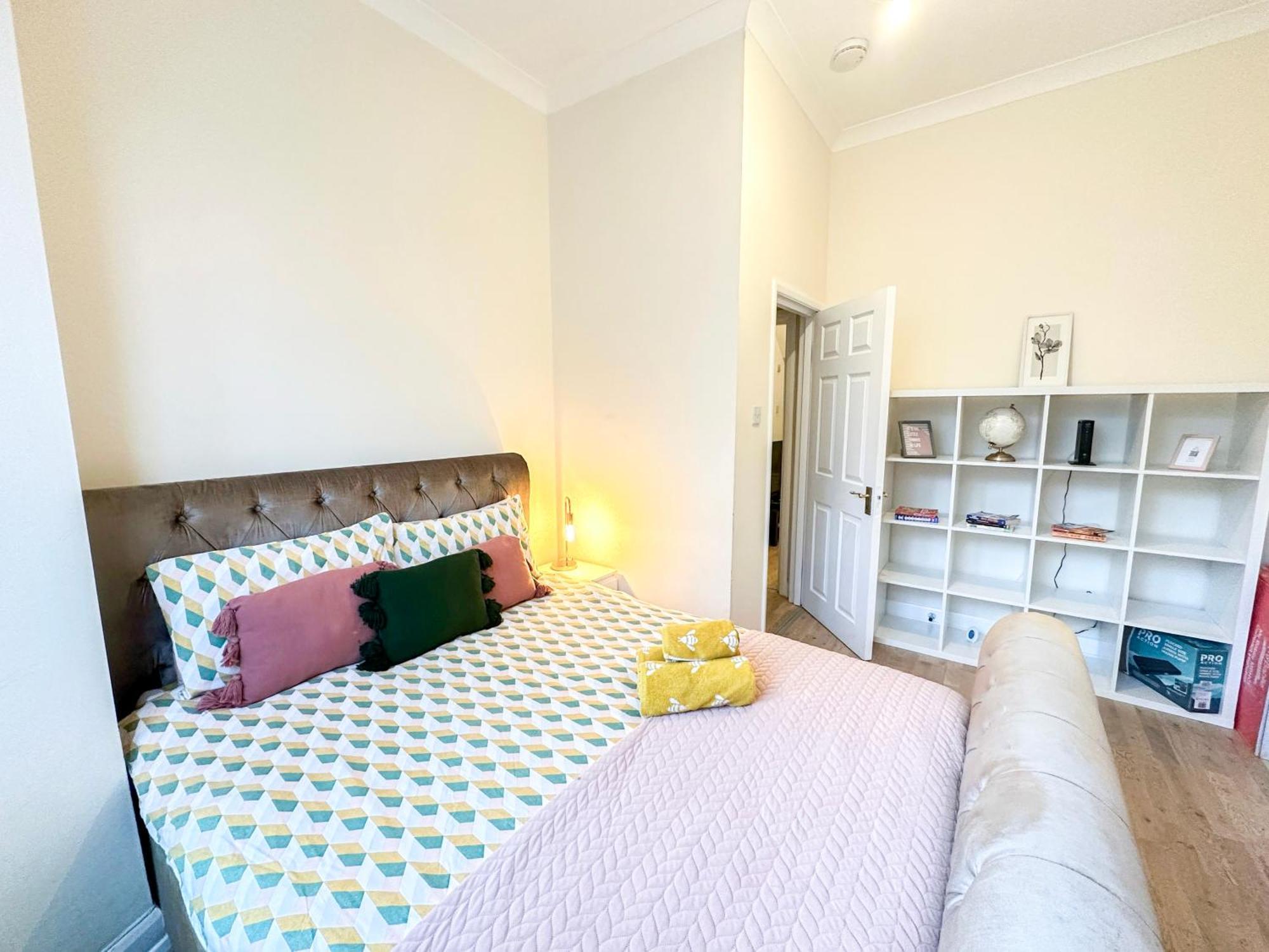 1-Bedroom Flat With Small Garden & Paid Parking In Finsbury Park, Highbury Londen Buitenkant foto