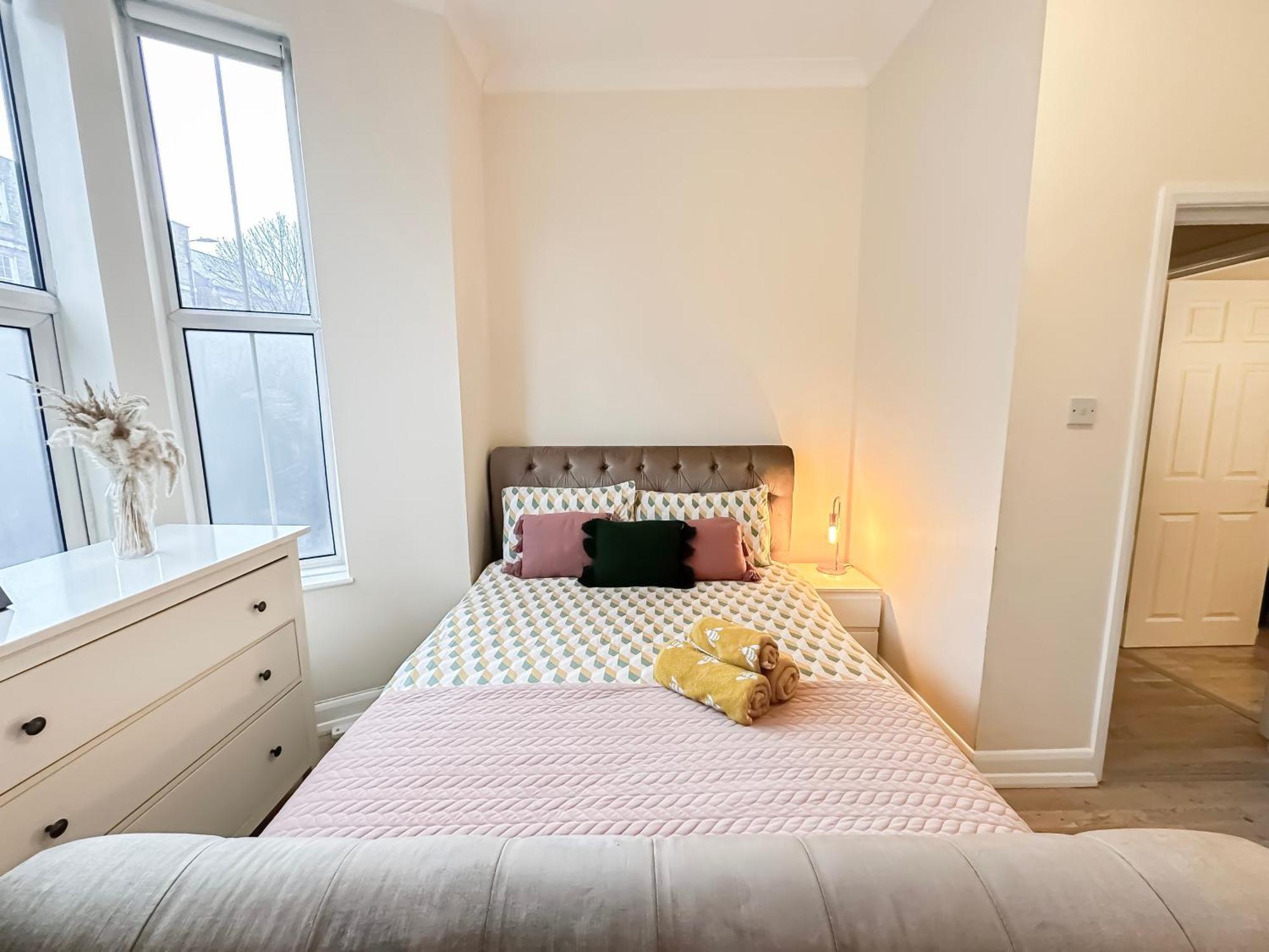 1-Bedroom Flat With Small Garden & Paid Parking In Finsbury Park, Highbury Londen Buitenkant foto