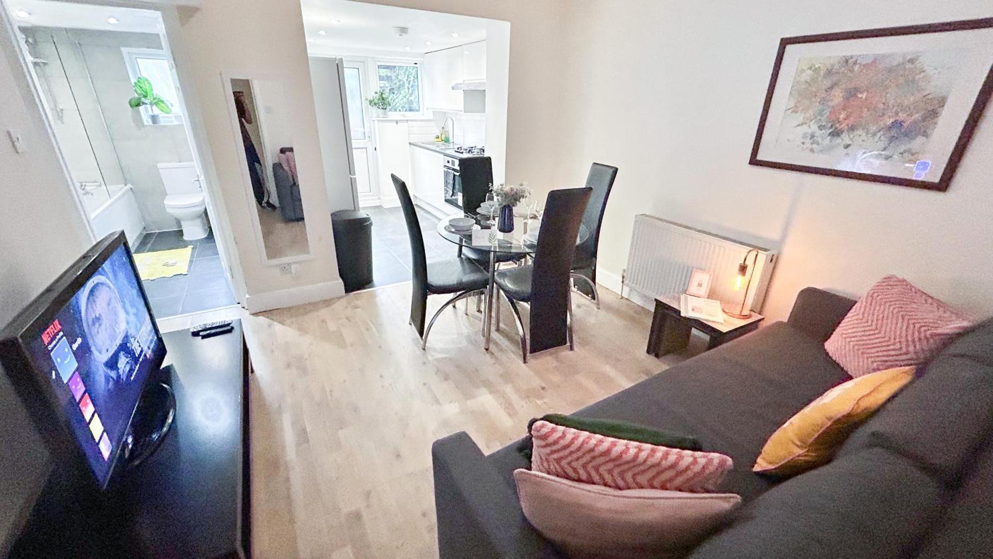 1-Bedroom Flat With Small Garden & Paid Parking In Finsbury Park, Highbury Londen Buitenkant foto