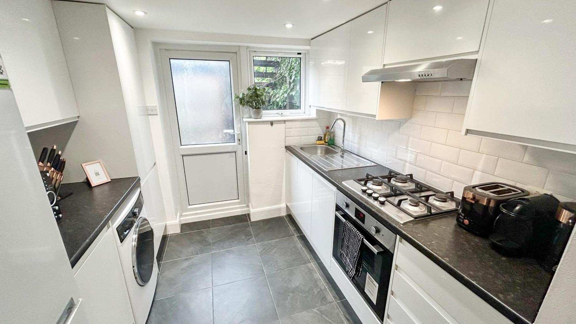 1-Bedroom Flat With Small Garden & Paid Parking In Finsbury Park, Highbury Londen Buitenkant foto