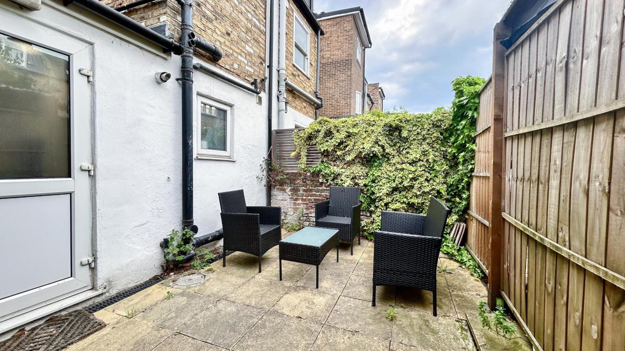 1-Bedroom Flat With Small Garden & Paid Parking In Finsbury Park, Highbury Londen Buitenkant foto