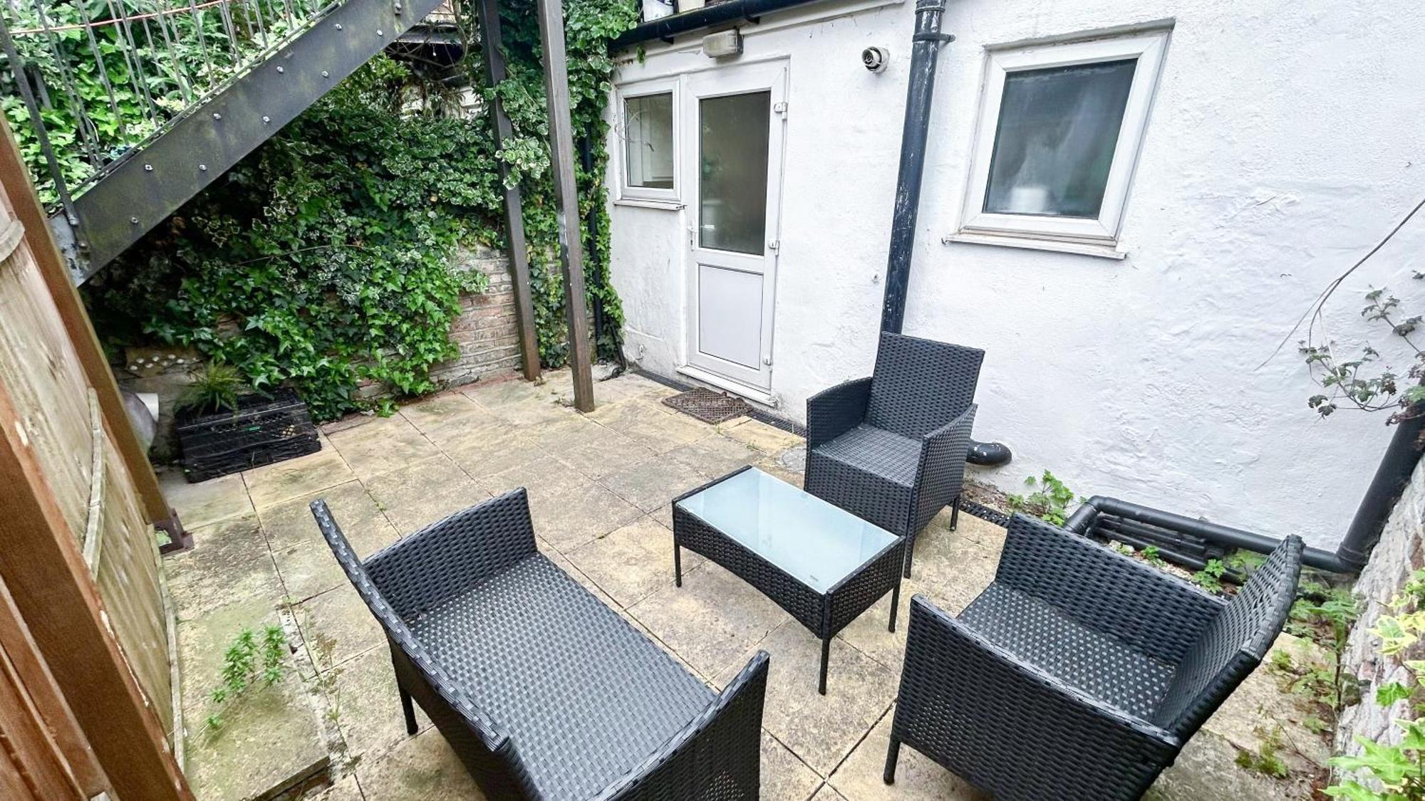 1-Bedroom Flat With Small Garden & Paid Parking In Finsbury Park, Highbury Londen Buitenkant foto