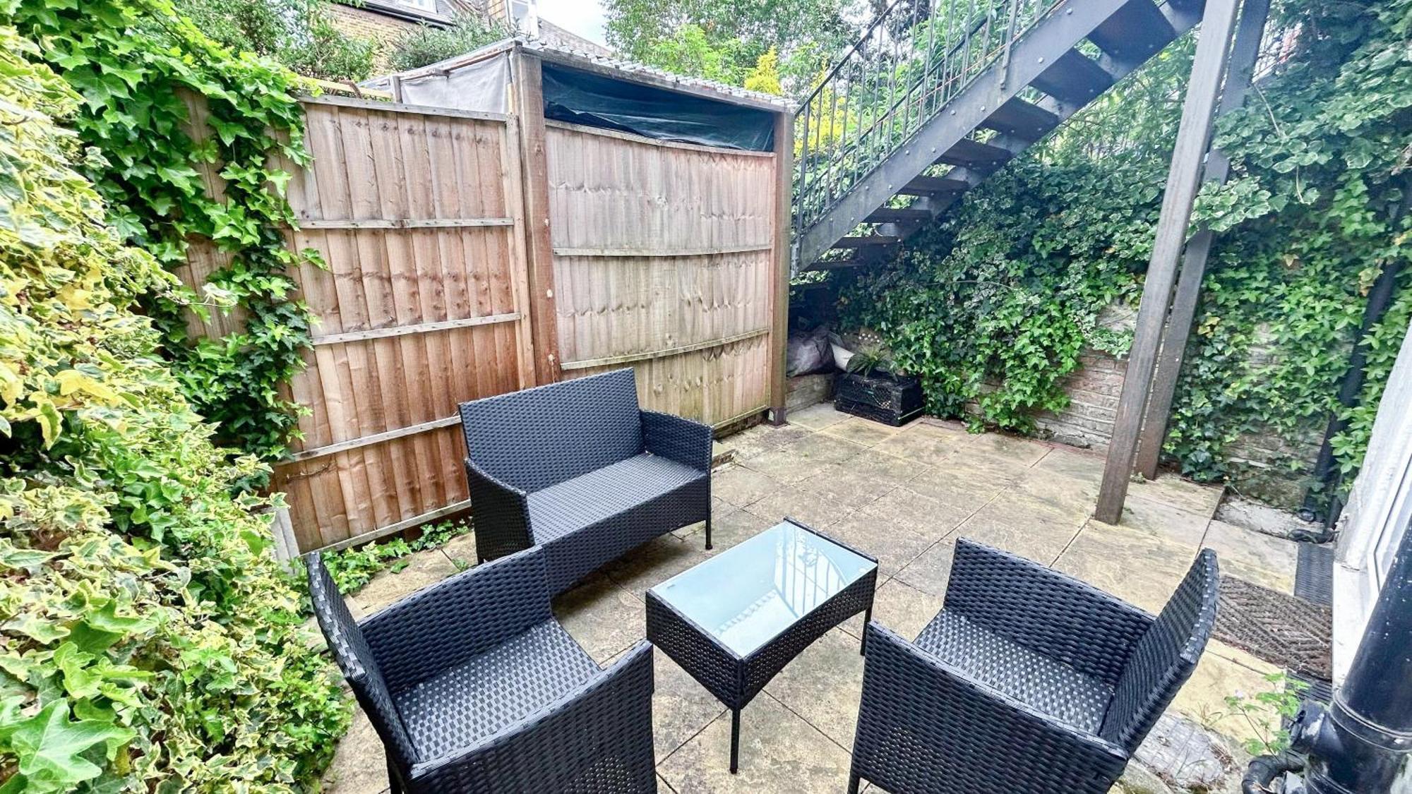 1-Bedroom Flat With Small Garden & Paid Parking In Finsbury Park, Highbury Londen Buitenkant foto