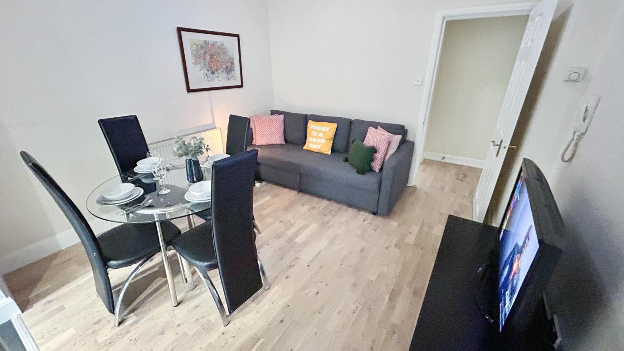 1-Bedroom Flat With Small Garden & Paid Parking In Finsbury Park, Highbury Londen Buitenkant foto