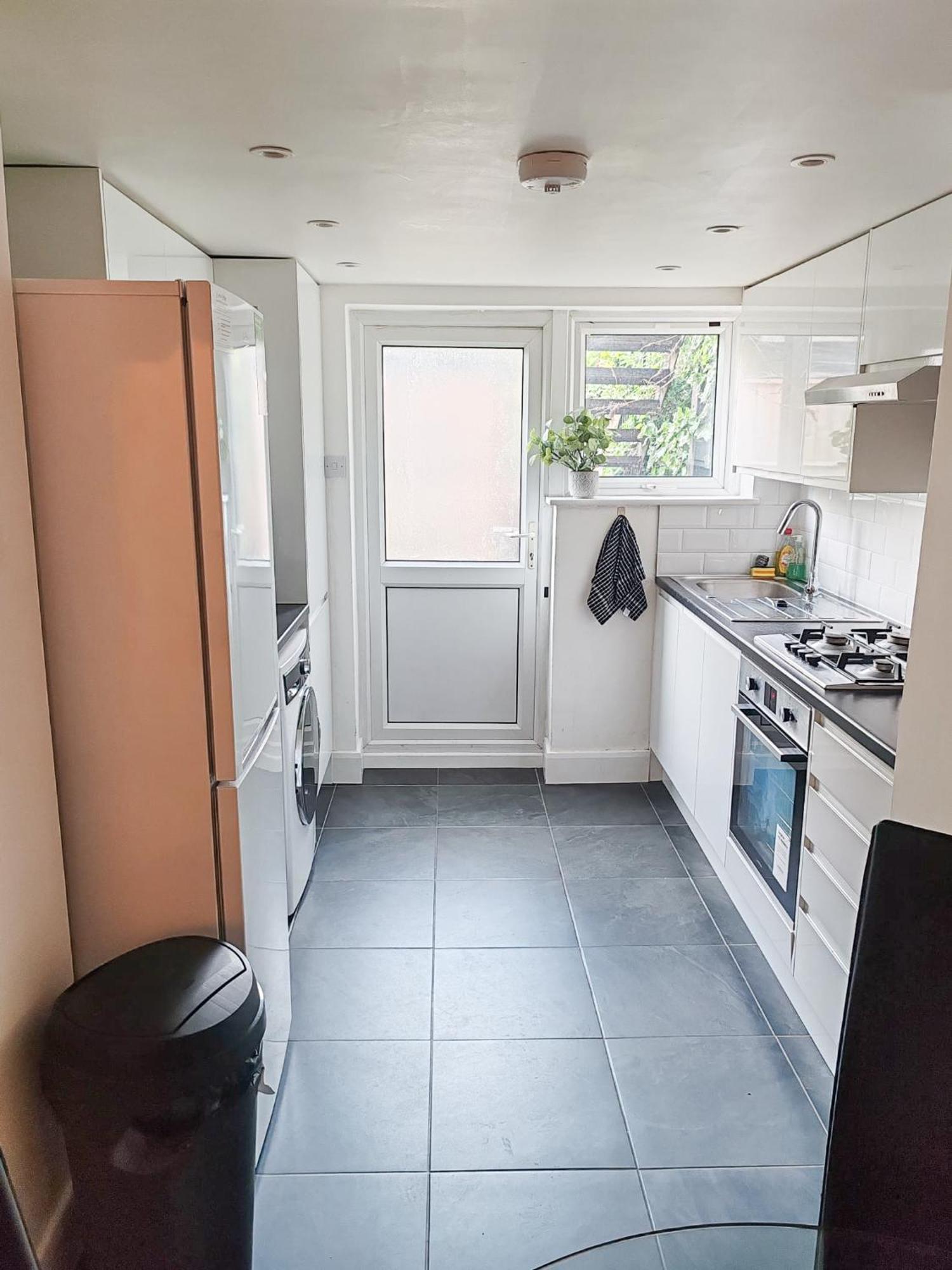 1-Bedroom Flat With Small Garden & Paid Parking In Finsbury Park, Highbury Londen Buitenkant foto