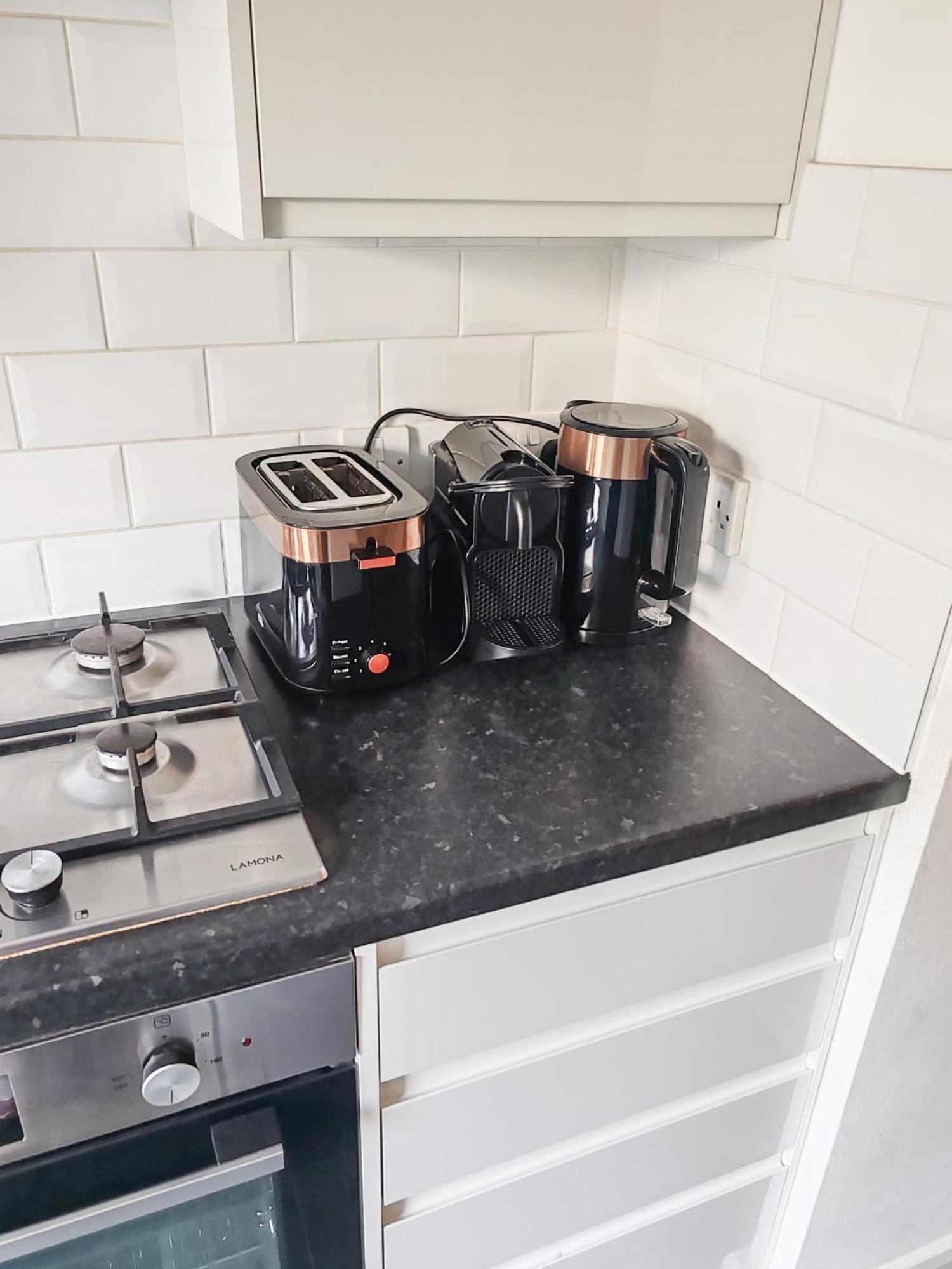 1-Bedroom Flat With Small Garden & Paid Parking In Finsbury Park, Highbury Londen Buitenkant foto