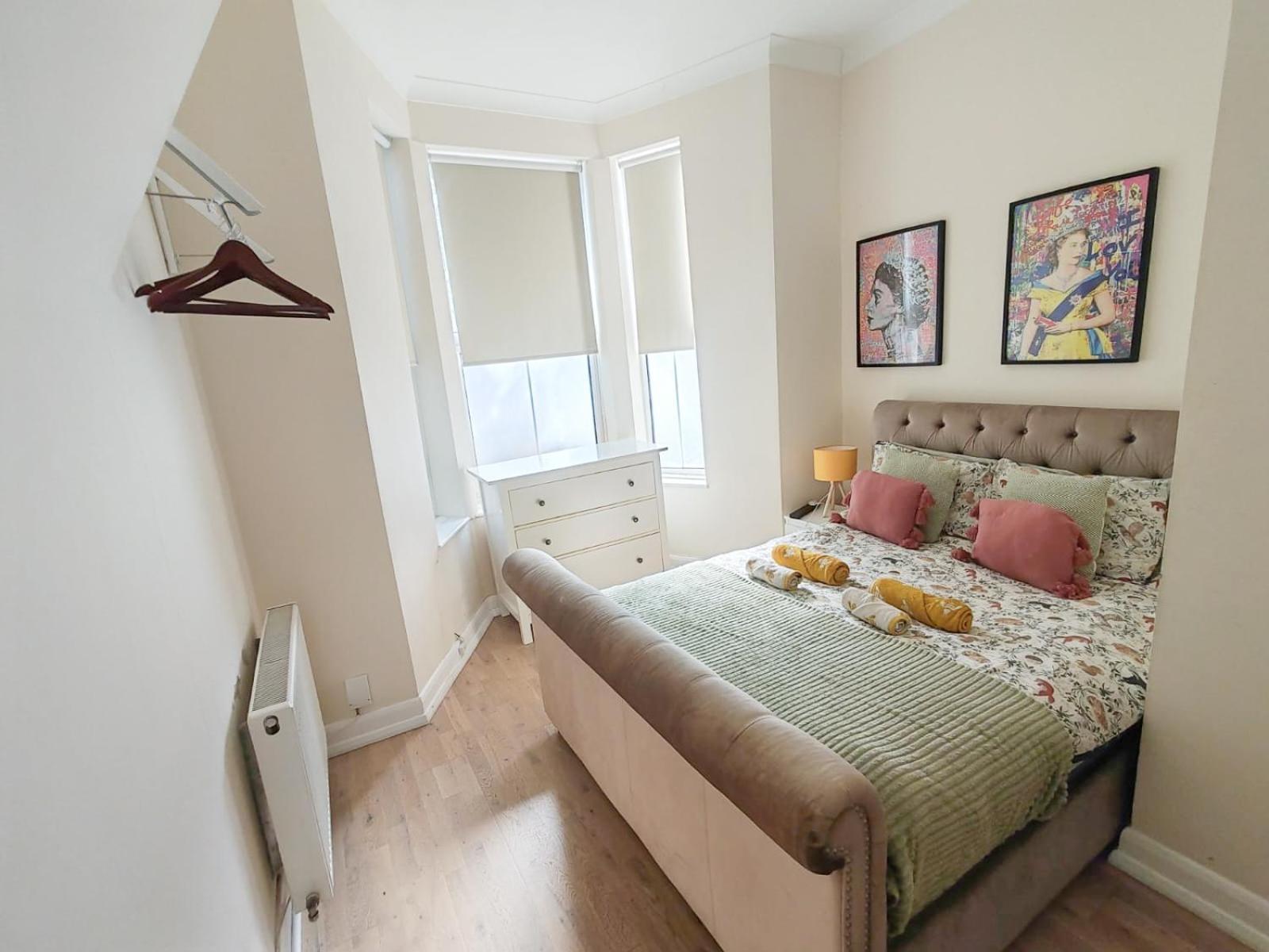 1-Bedroom Flat With Small Garden & Paid Parking In Finsbury Park, Highbury Londen Buitenkant foto