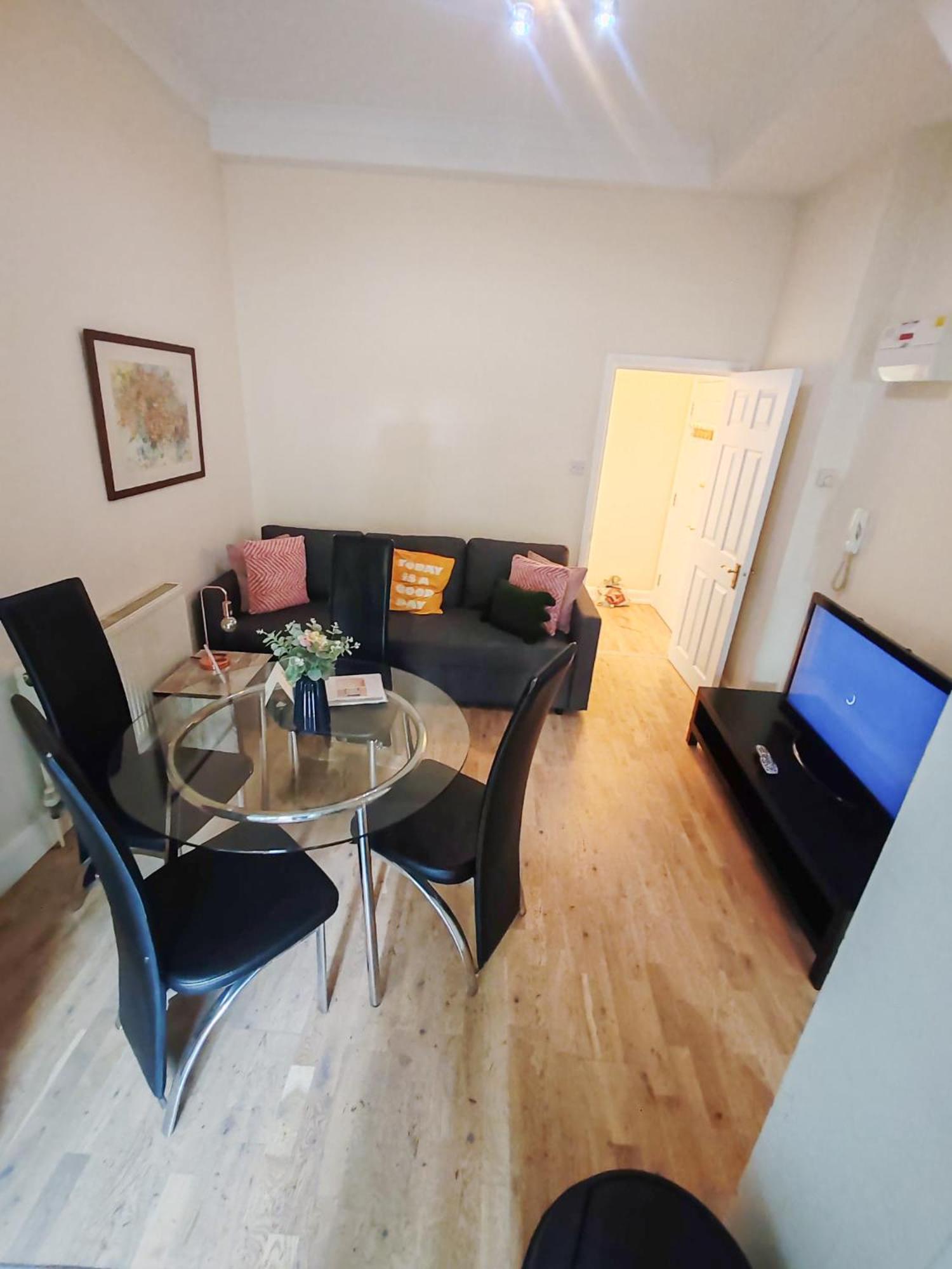 1-Bedroom Flat With Small Garden & Paid Parking In Finsbury Park, Highbury Londen Buitenkant foto