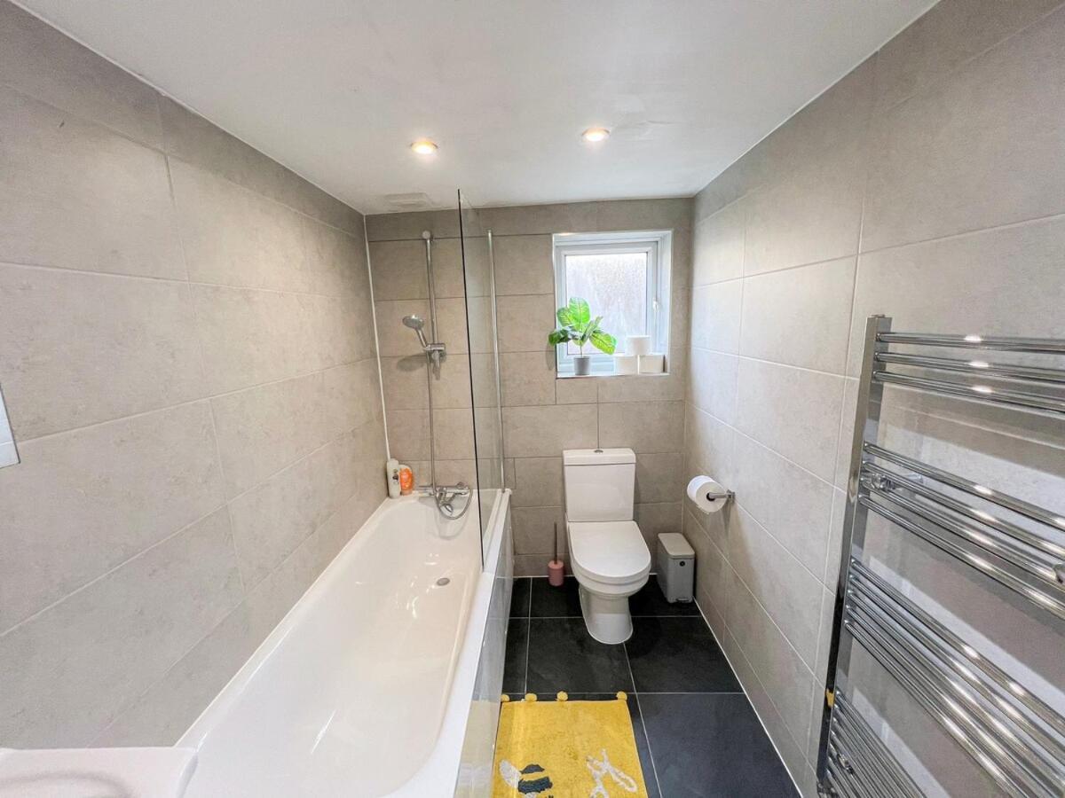 1-Bedroom Flat With Small Garden & Paid Parking In Finsbury Park, Highbury Londen Buitenkant foto