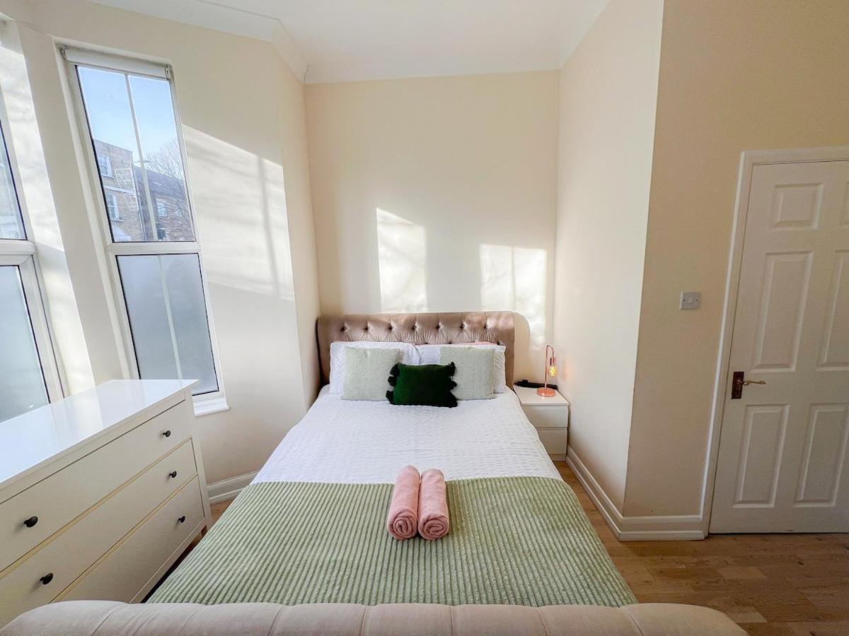 1-Bedroom Flat With Small Garden & Paid Parking In Finsbury Park, Highbury Londen Buitenkant foto