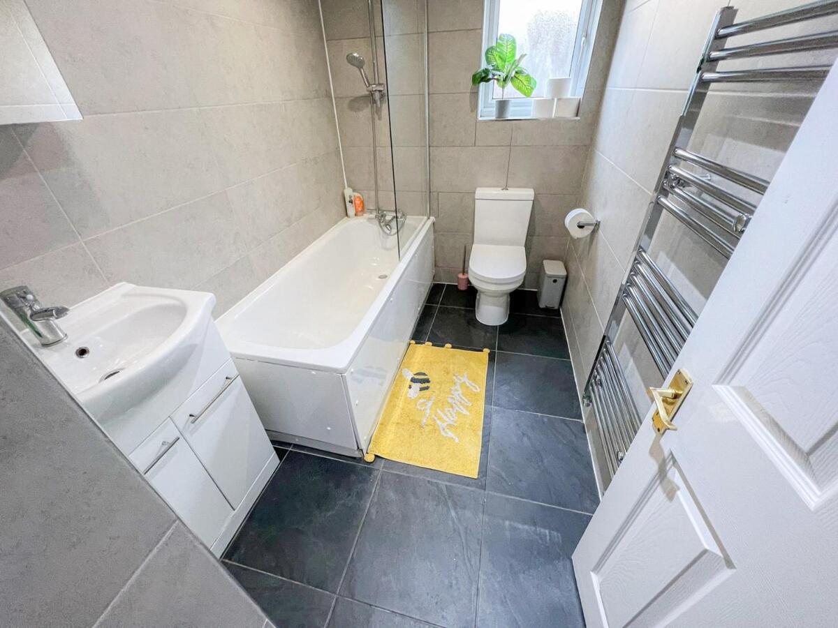 1-Bedroom Flat With Small Garden & Paid Parking In Finsbury Park, Highbury Londen Buitenkant foto
