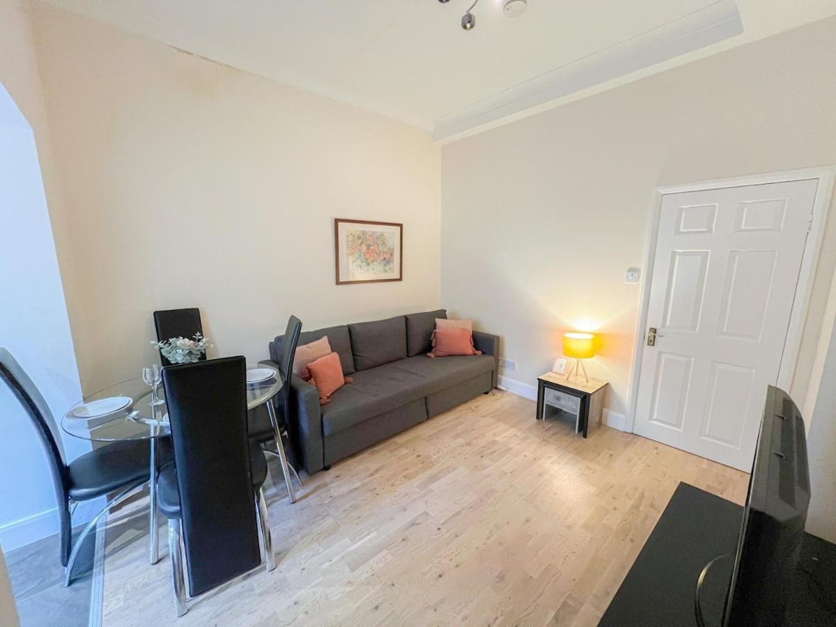 1-Bedroom Flat With Small Garden & Paid Parking In Finsbury Park, Highbury Londen Buitenkant foto