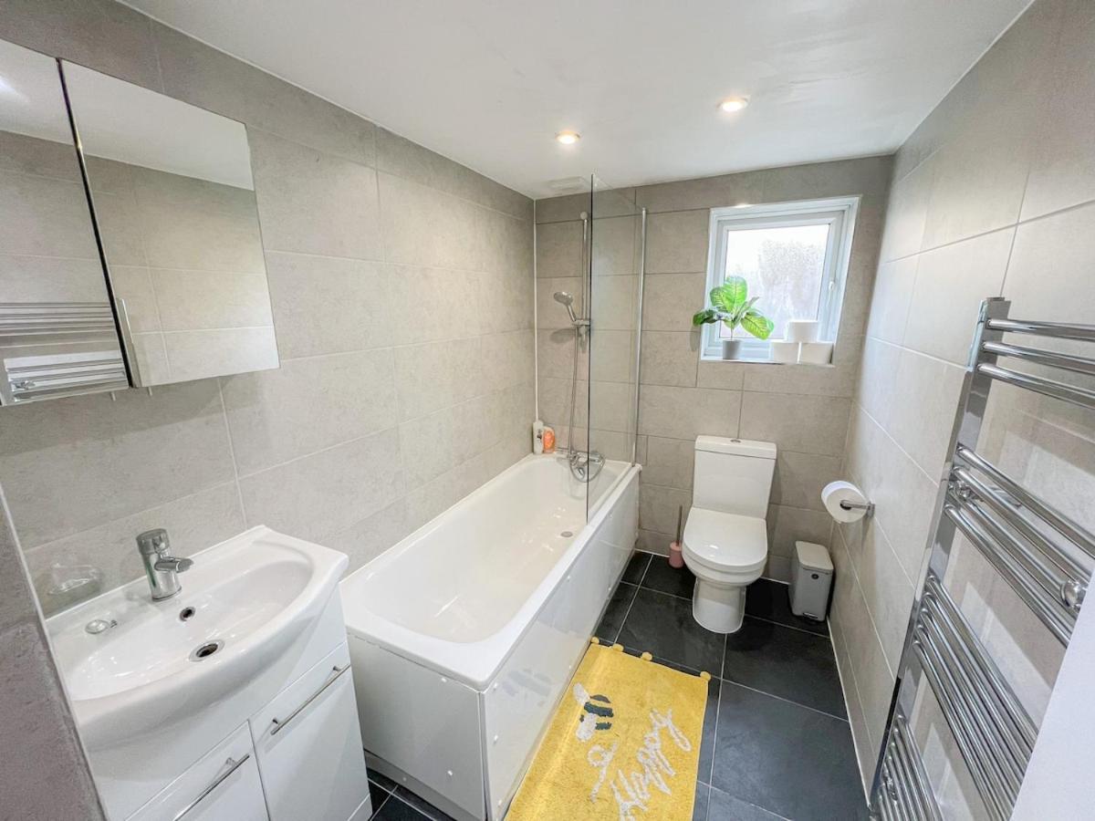1-Bedroom Flat With Small Garden & Paid Parking In Finsbury Park, Highbury Londen Buitenkant foto