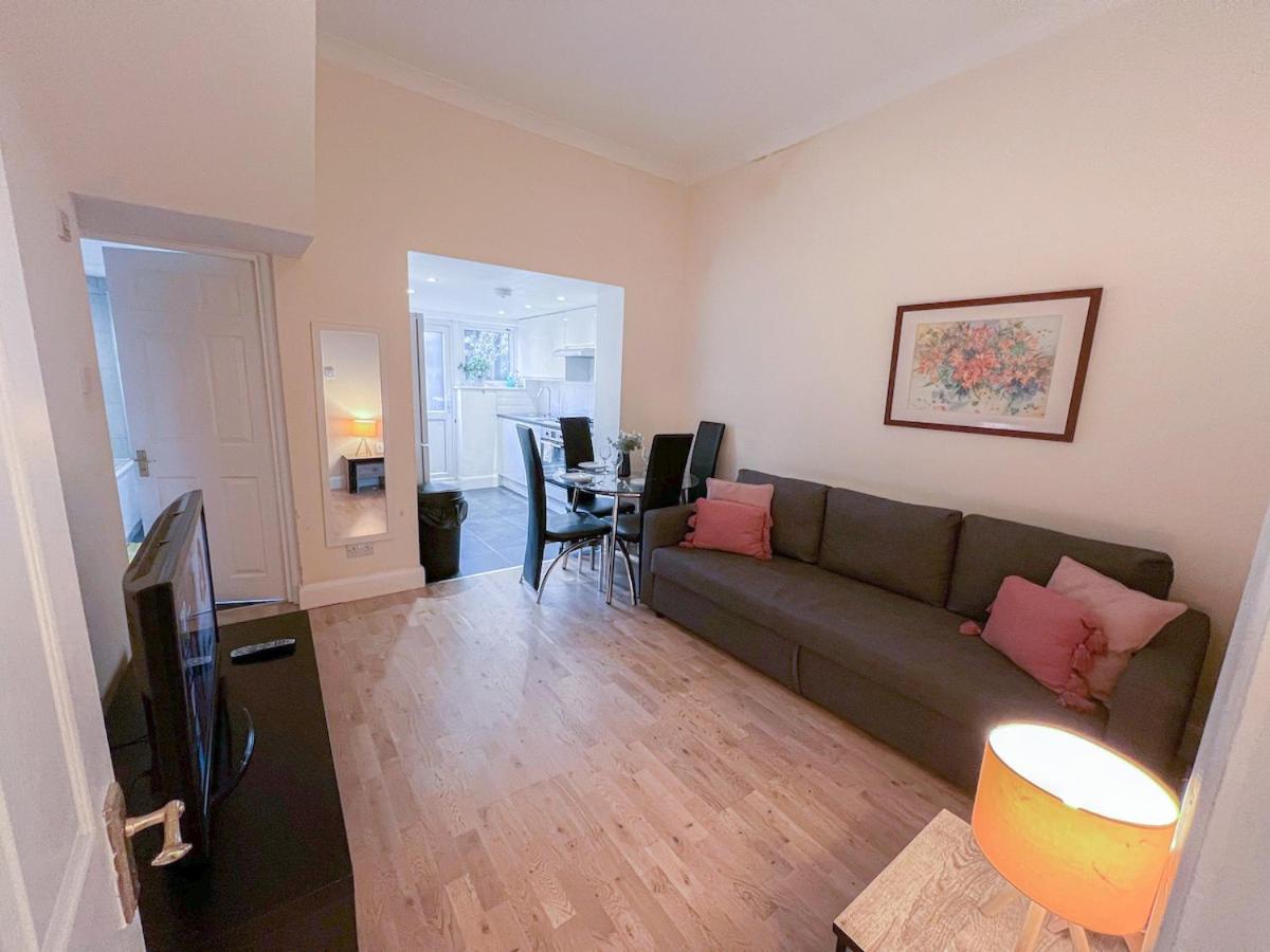 1-Bedroom Flat With Small Garden & Paid Parking In Finsbury Park, Highbury Londen Buitenkant foto