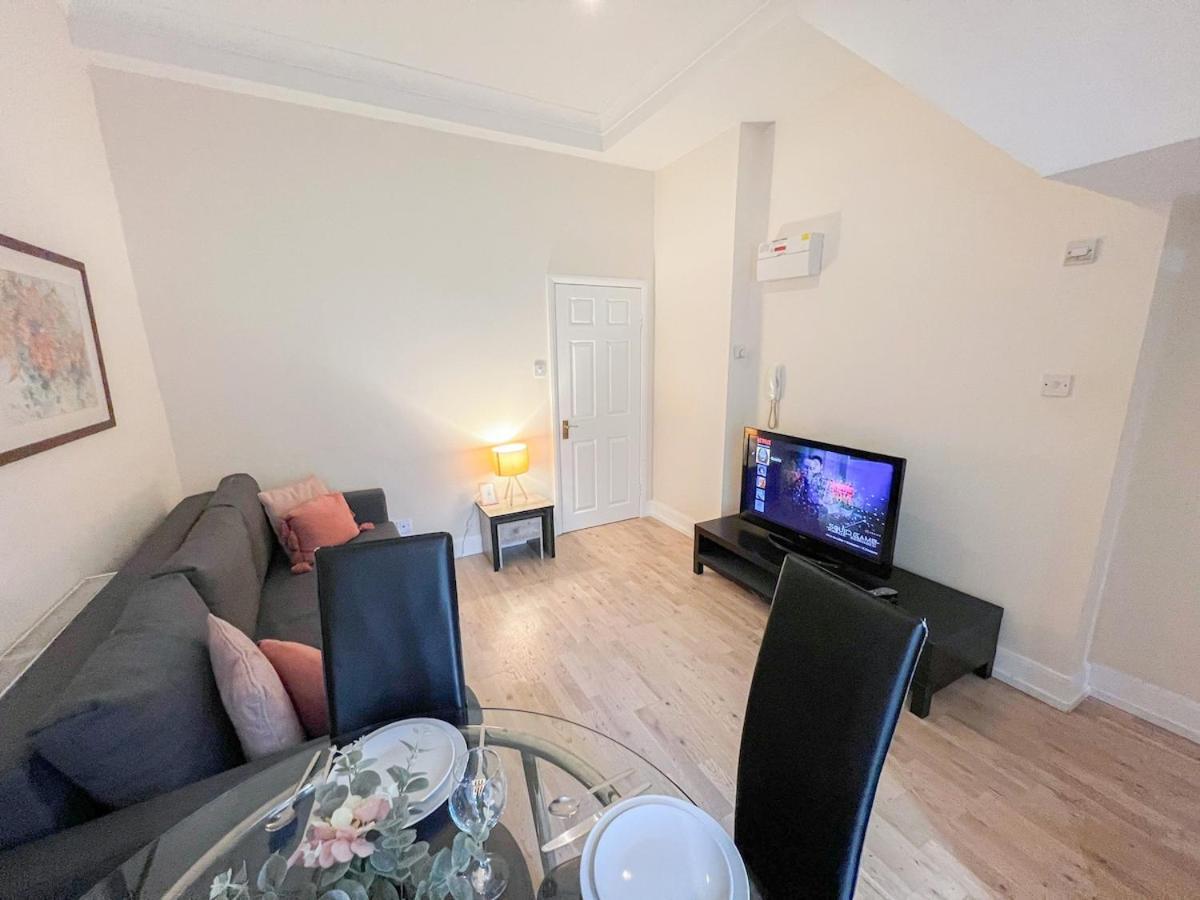 1-Bedroom Flat With Small Garden & Paid Parking In Finsbury Park, Highbury Londen Buitenkant foto