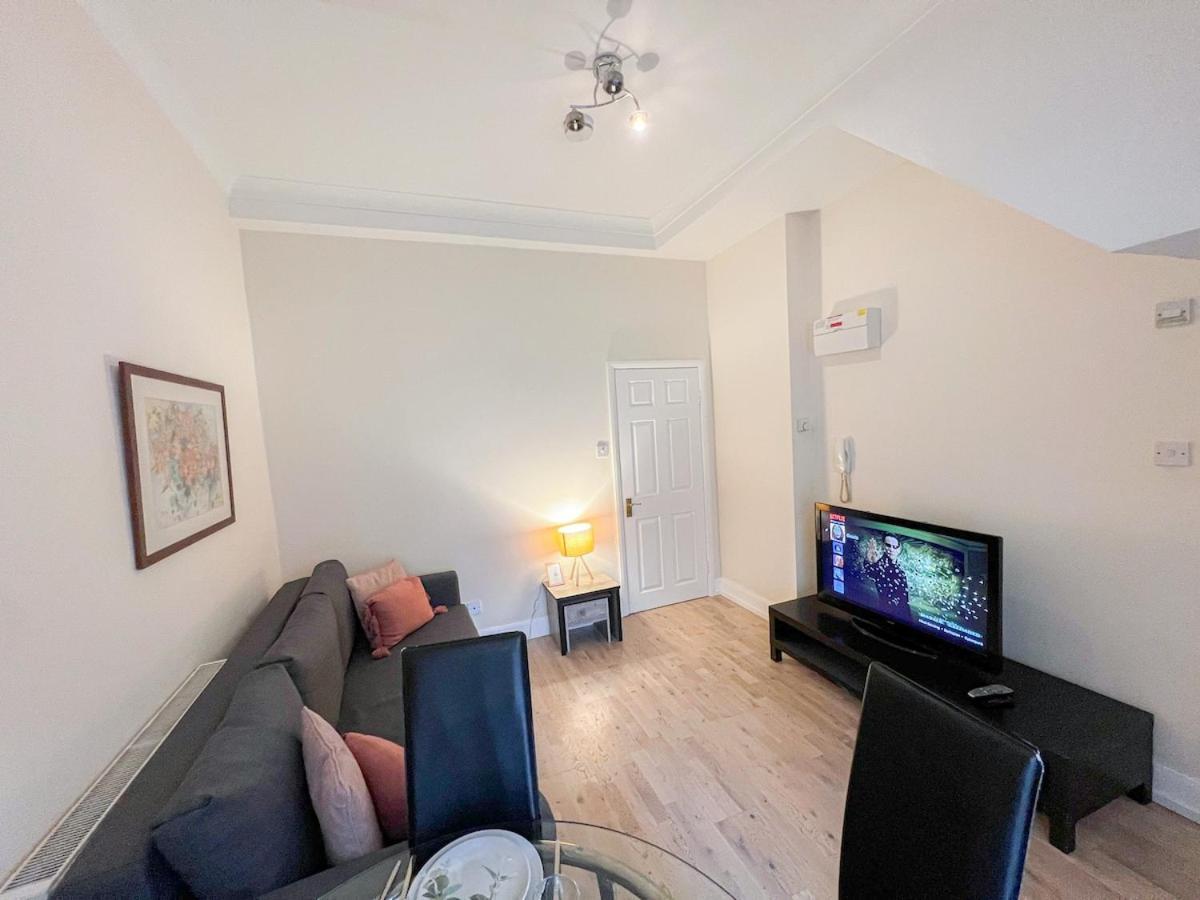 1-Bedroom Flat With Small Garden & Paid Parking In Finsbury Park, Highbury Londen Buitenkant foto