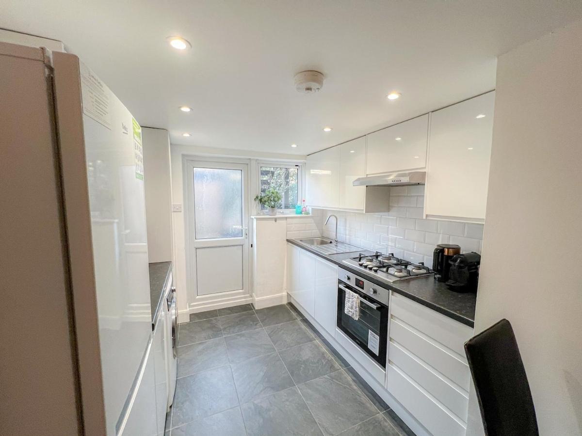 1-Bedroom Flat With Small Garden & Paid Parking In Finsbury Park, Highbury Londen Buitenkant foto