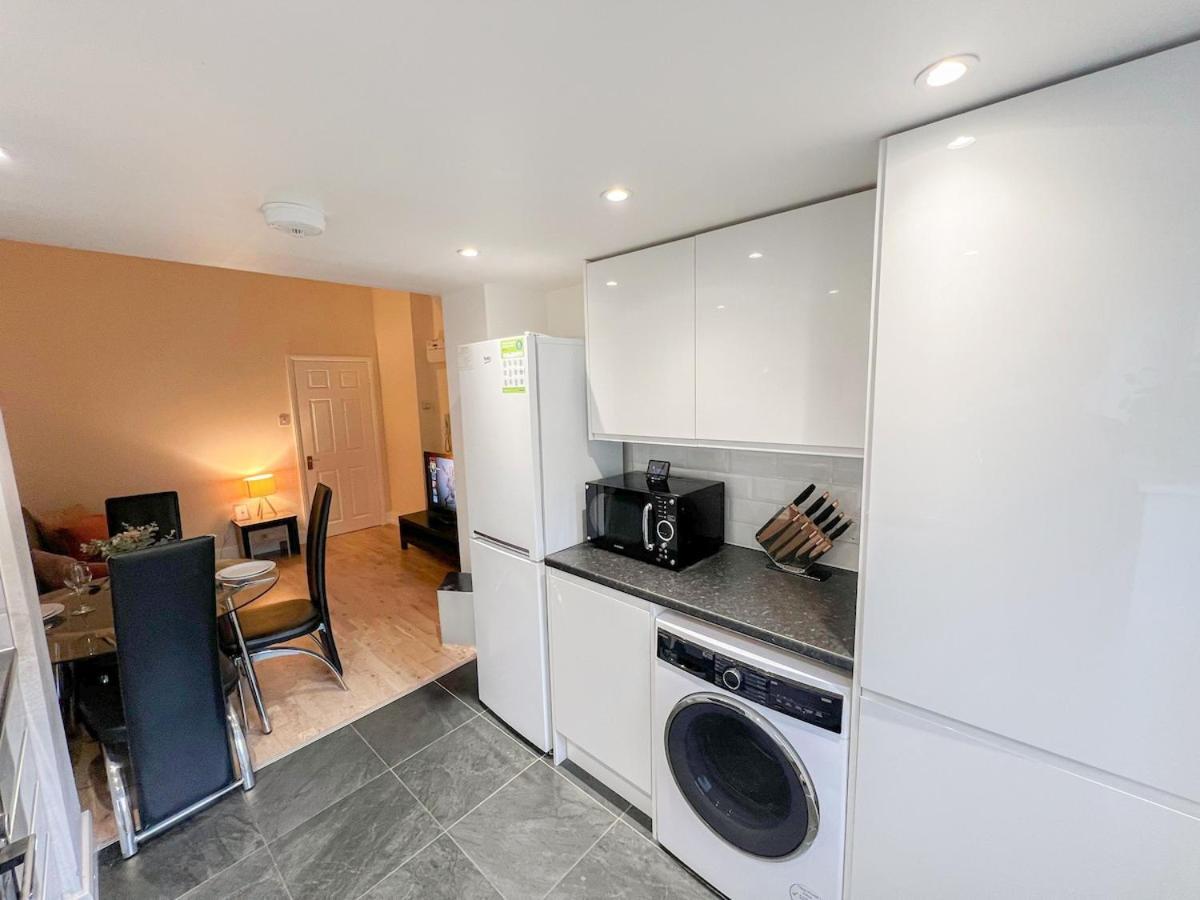 1-Bedroom Flat With Small Garden & Paid Parking In Finsbury Park, Highbury Londen Buitenkant foto