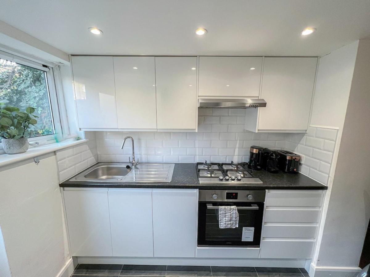 1-Bedroom Flat With Small Garden & Paid Parking In Finsbury Park, Highbury Londen Buitenkant foto