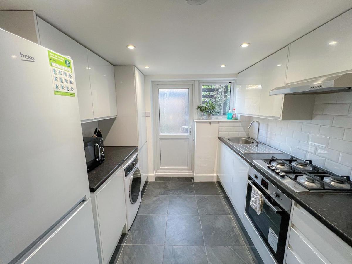 1-Bedroom Flat With Small Garden & Paid Parking In Finsbury Park, Highbury Londen Buitenkant foto