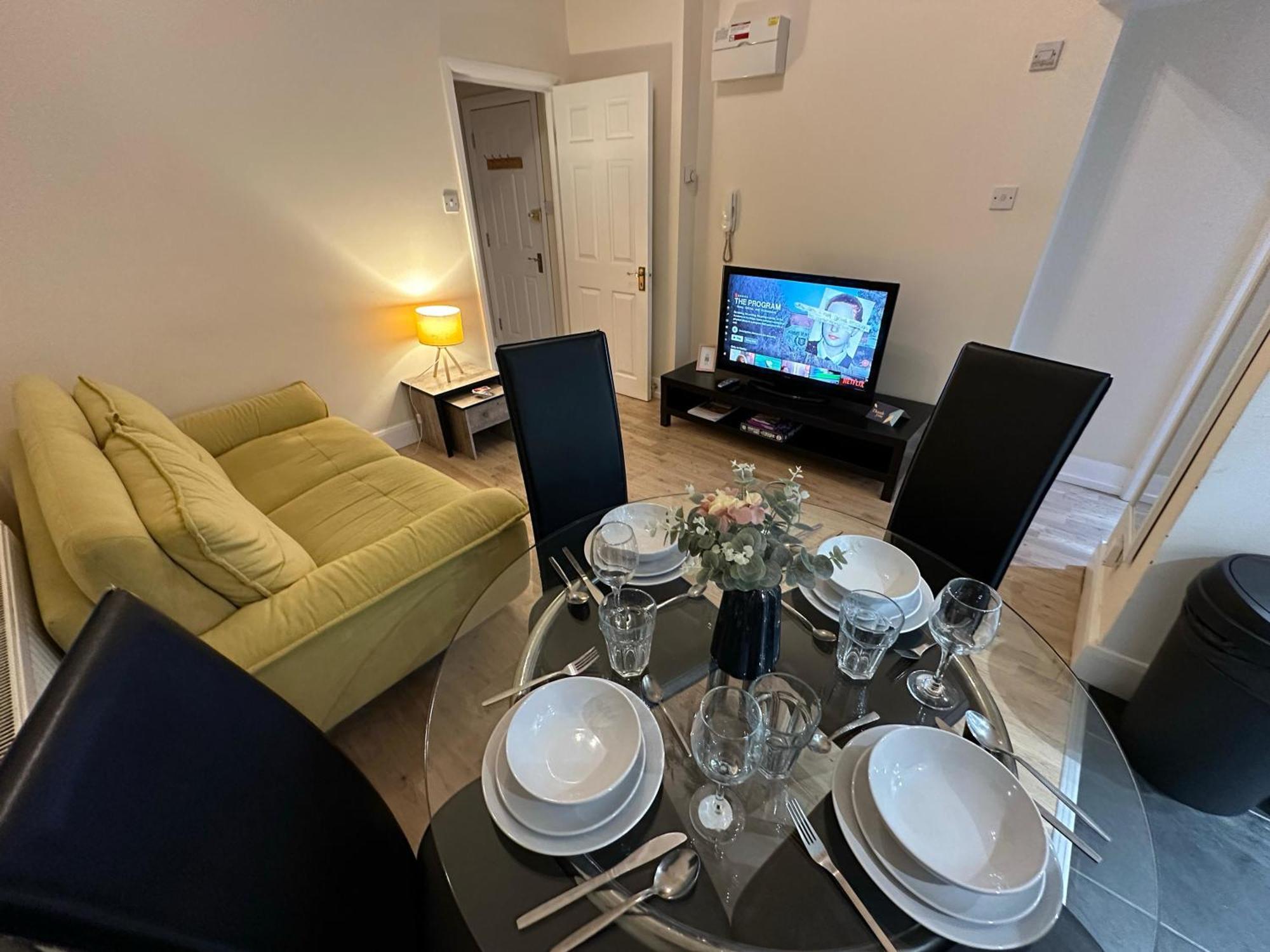 1-Bedroom Flat With Small Garden & Paid Parking In Finsbury Park, Highbury Londen Buitenkant foto