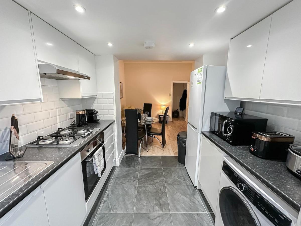 1-Bedroom Flat With Small Garden & Paid Parking In Finsbury Park, Highbury Londen Buitenkant foto