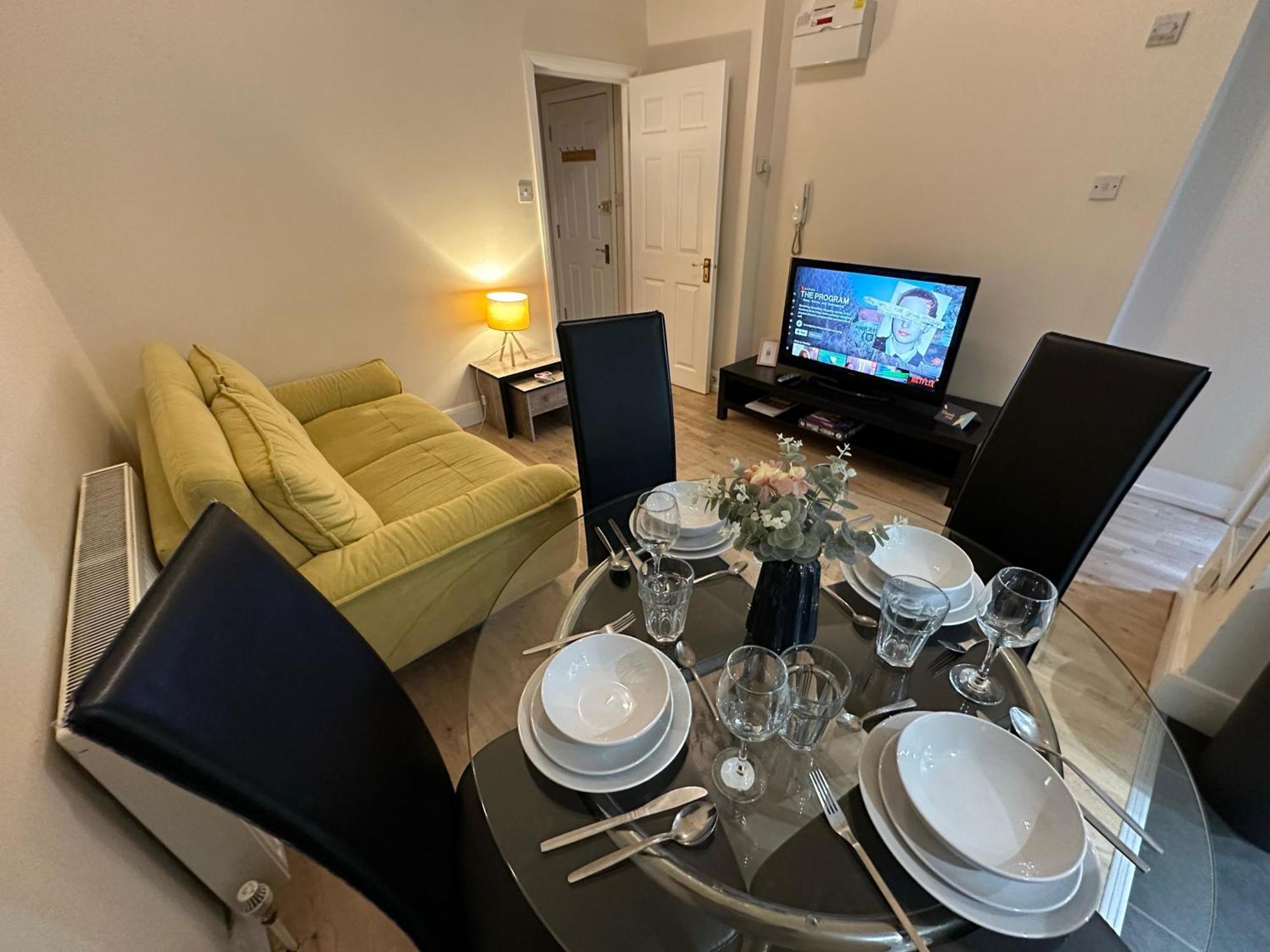 1-Bedroom Flat With Small Garden & Paid Parking In Finsbury Park, Highbury Londen Buitenkant foto