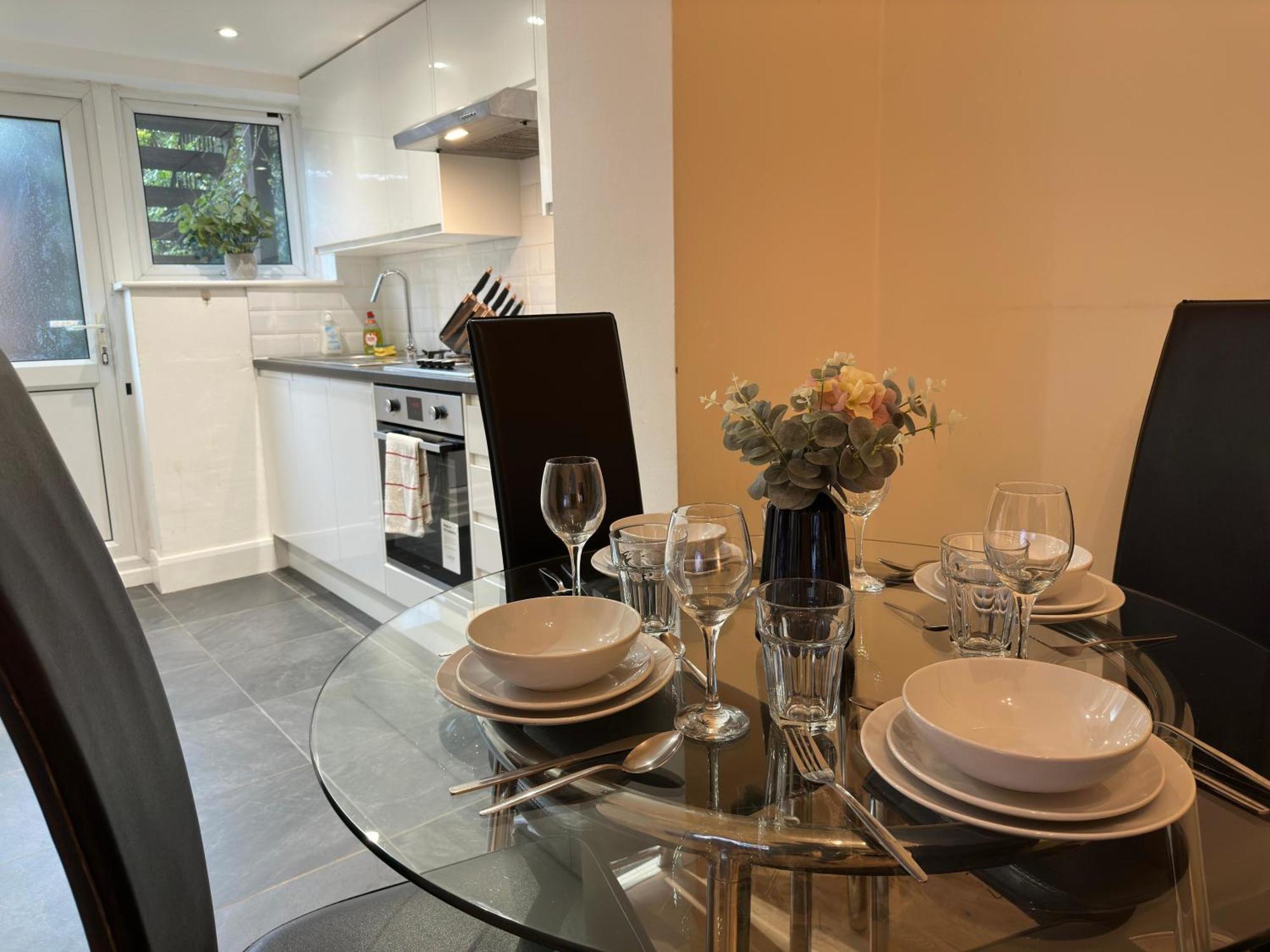 1-Bedroom Flat With Small Garden & Paid Parking In Finsbury Park, Highbury Londen Buitenkant foto
