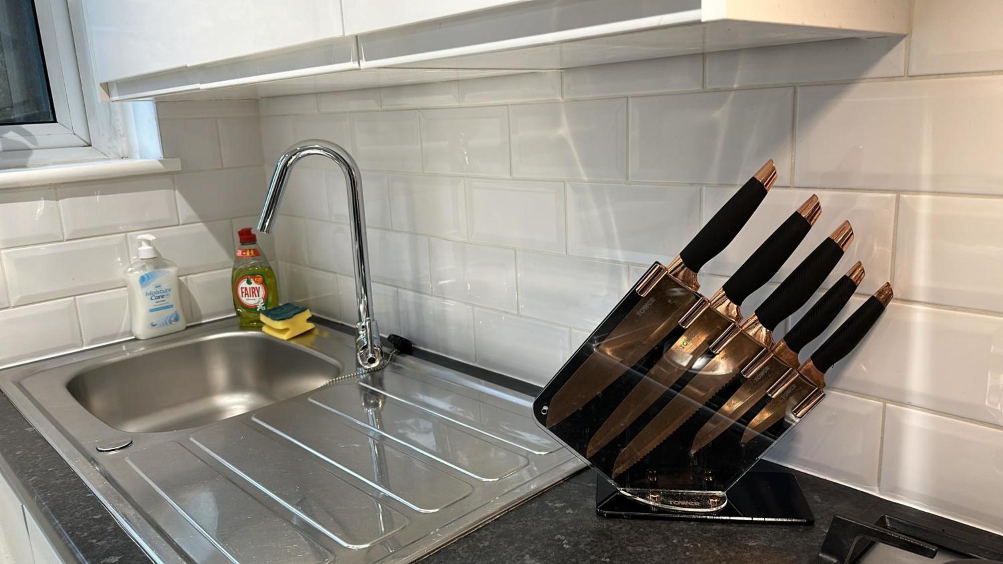 1-Bedroom Flat With Small Garden & Paid Parking In Finsbury Park, Highbury Londen Buitenkant foto